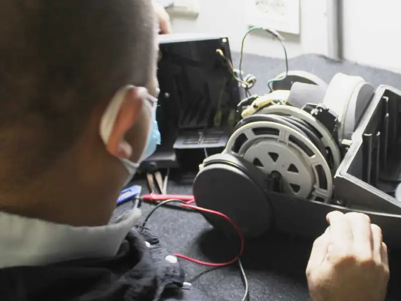 Técnico reparando lavadora multimarca en Lima - Emdall